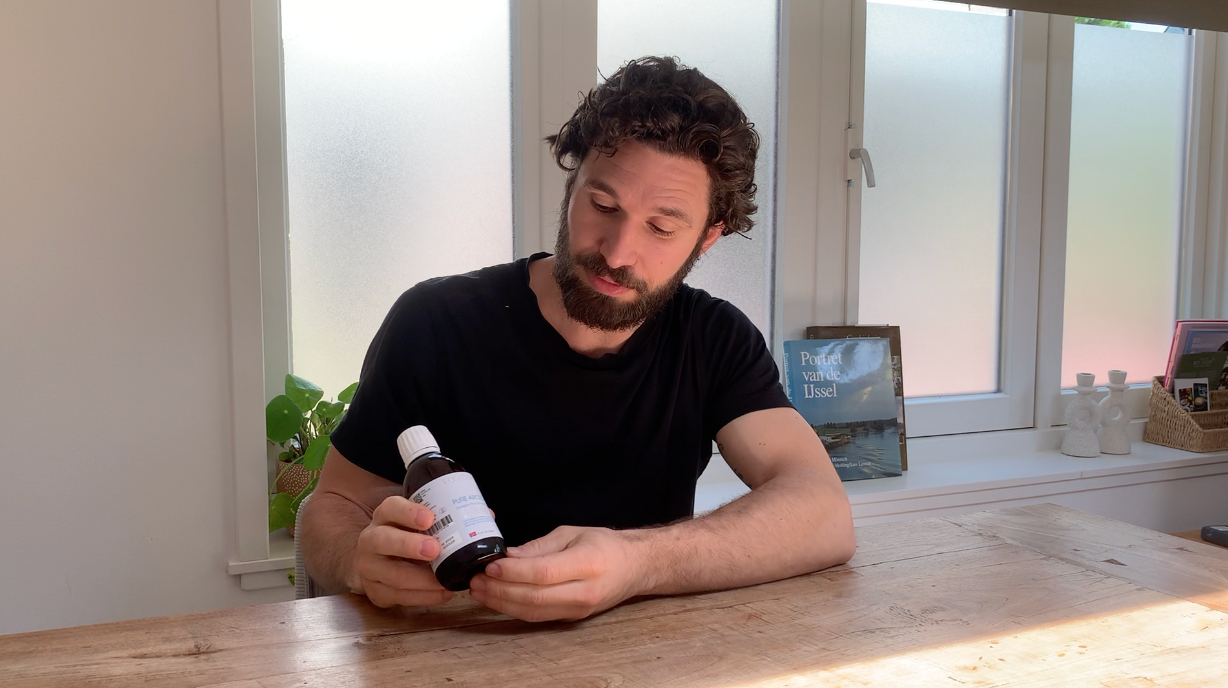 Jeffrey van Mierlo met een fles natuurlijke omega-3 in de hand